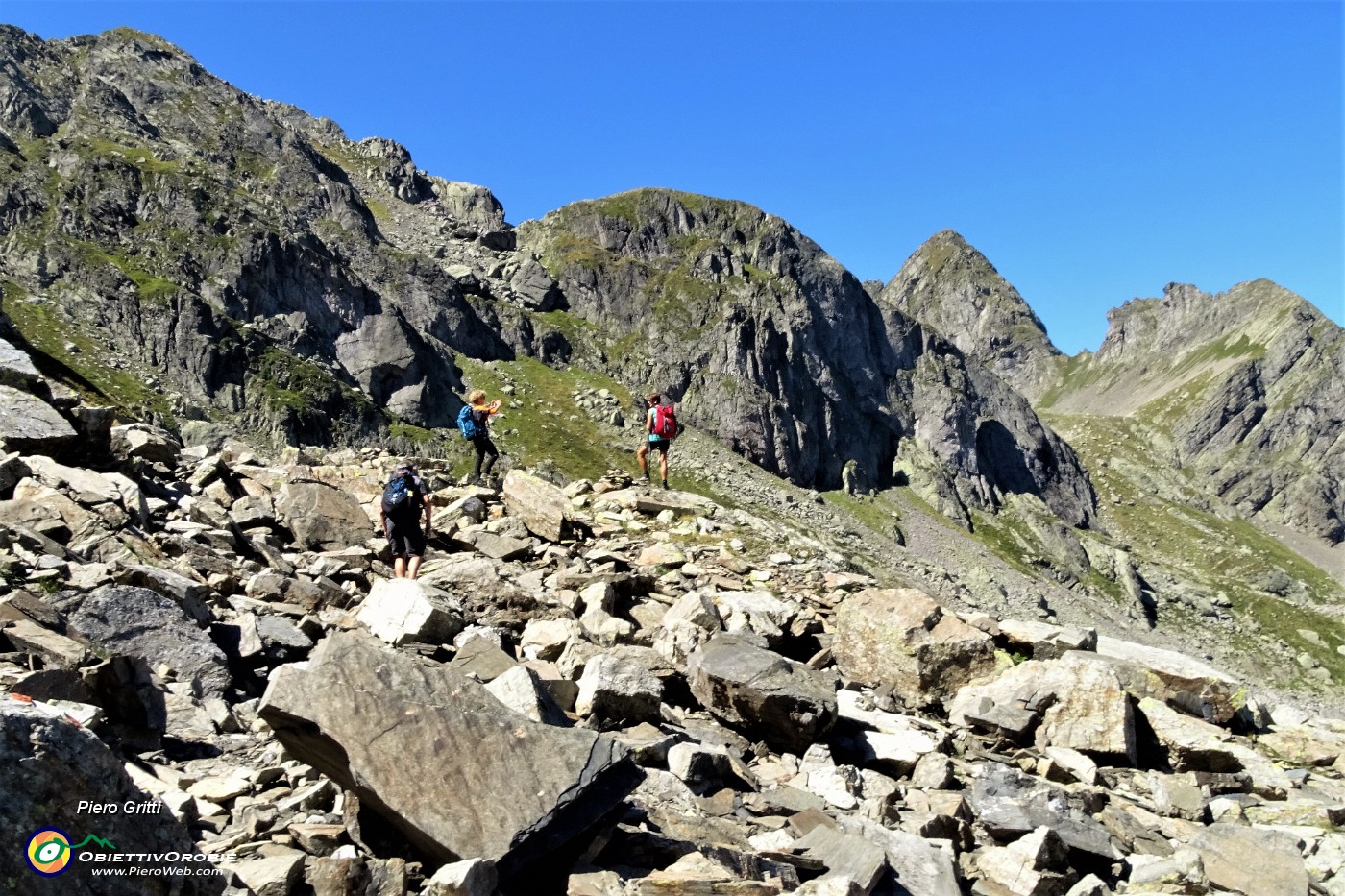 28 Sul sentiero in traverso anche su pietraie per il Lago Rotondo.JPG